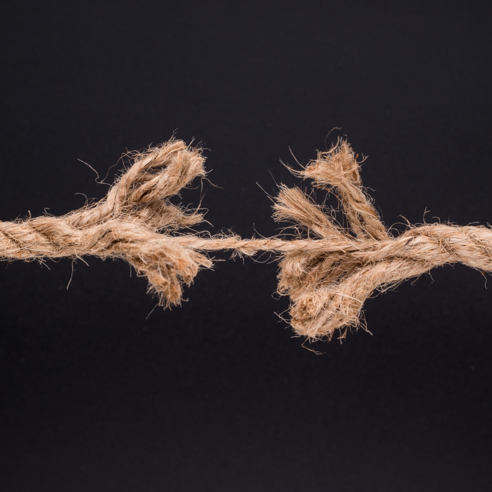 Tearing rope, held on one thread